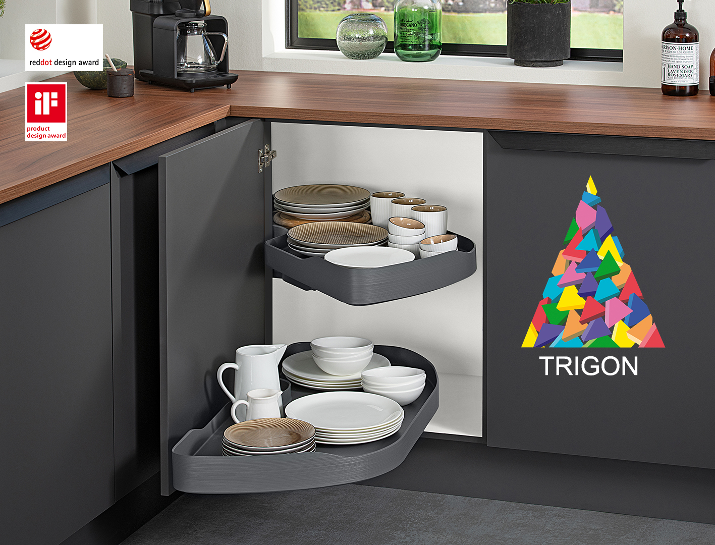 TRIGON Eckschrank mit zwei herausgefahrenen geschwungenen Ablageböden